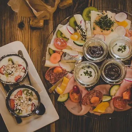 Cafe-restaurant Leo فندق كالسدورف باي غراتس