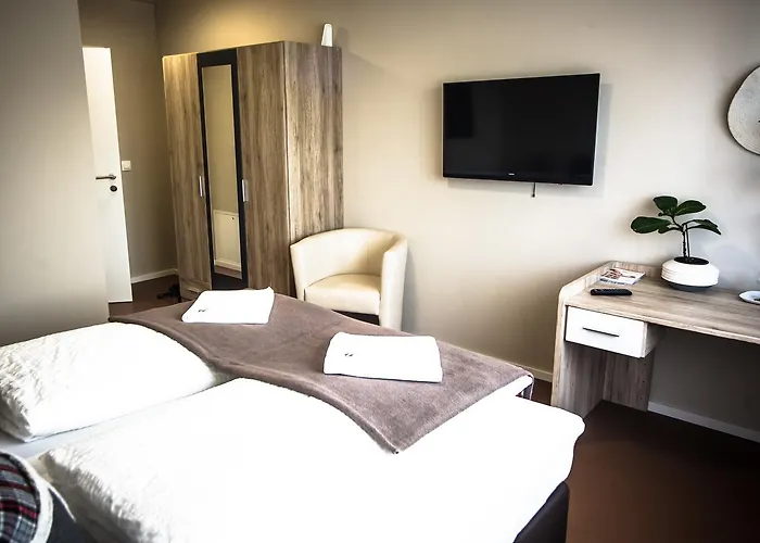 Cafe-restaurant Leo فندق كالسدورف باي غراتس